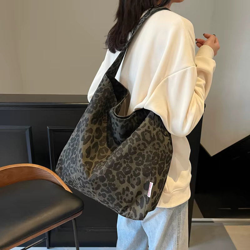 Sac fourre-tout vintage en toile imprimé léopard pour femme 2026 – Grand sac à main de créateur tend