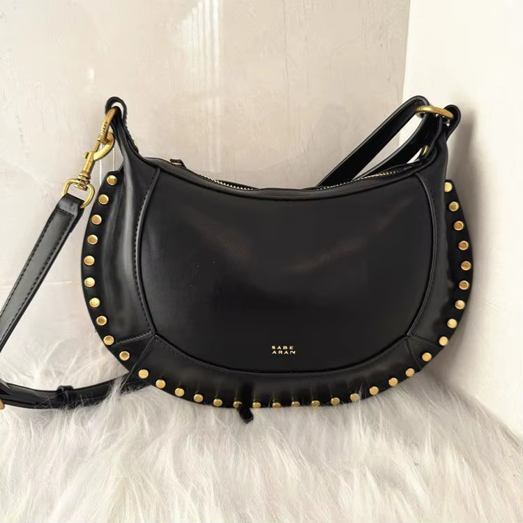 Sac classique en forme de demi-lune avec rivets dorés. Sac à bandoulière rétro. Sac décontracté élég