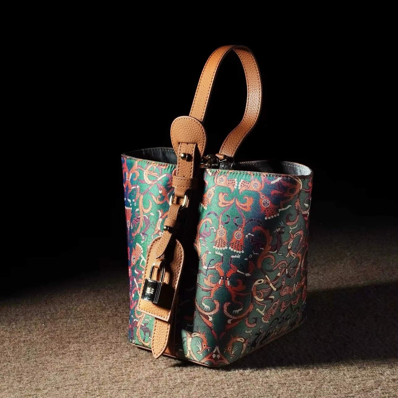 Nouvelle collection Automne Hiver 2025 : Sac seau en soie de Sichuan style panier de légumes, tendan