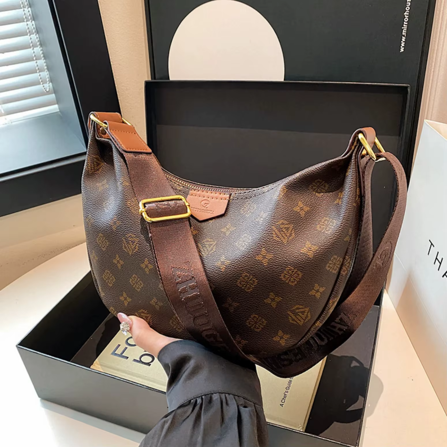 Nouveau sac vintage pour femme - grande capacité, bandoulière réglable, sac en forme de croissant, s