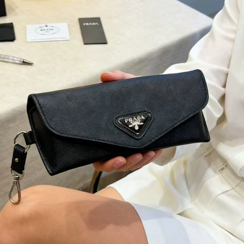 Étui à lunettes Prada en cuir noir, pochette de rangement de luxe avec logo triangulaire en métal, p