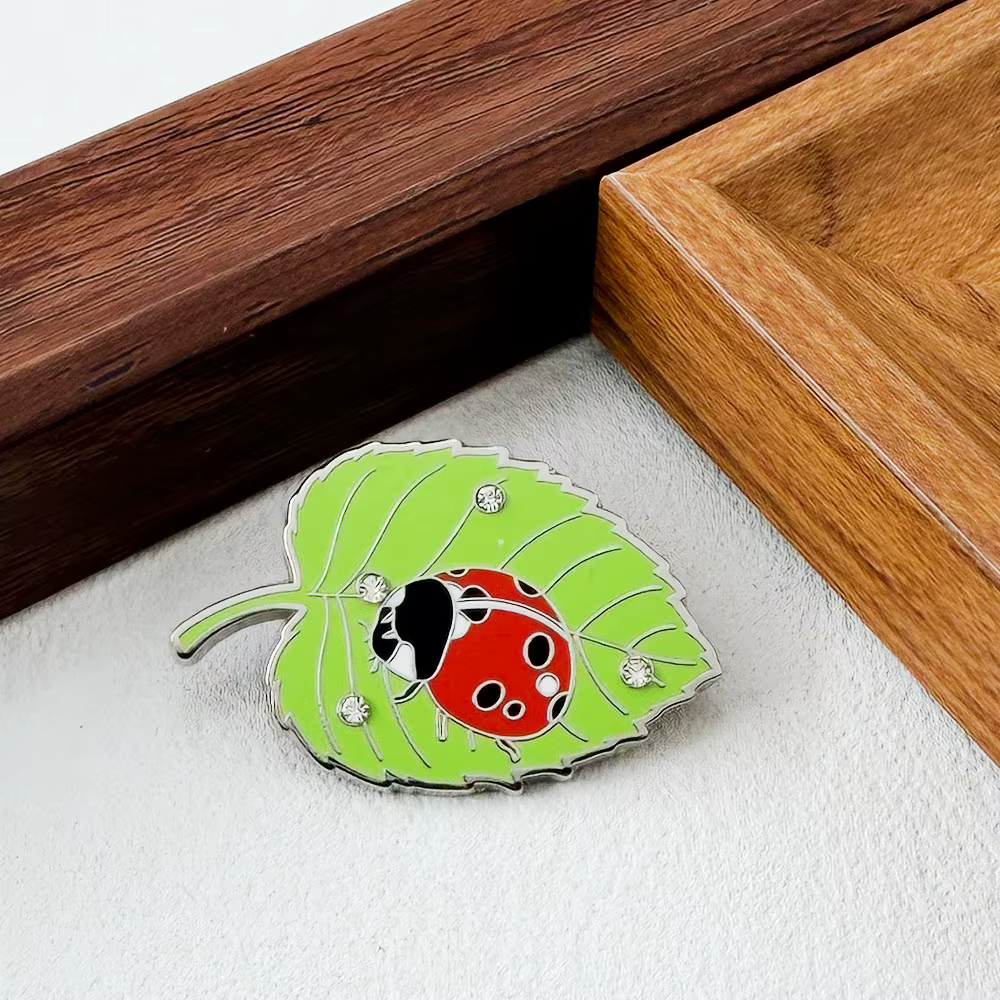 Épinglette Coccinelle sur Feuille Verte en Émail, Badge Goutte de Cristal Exquis, Bijou Animalier Na