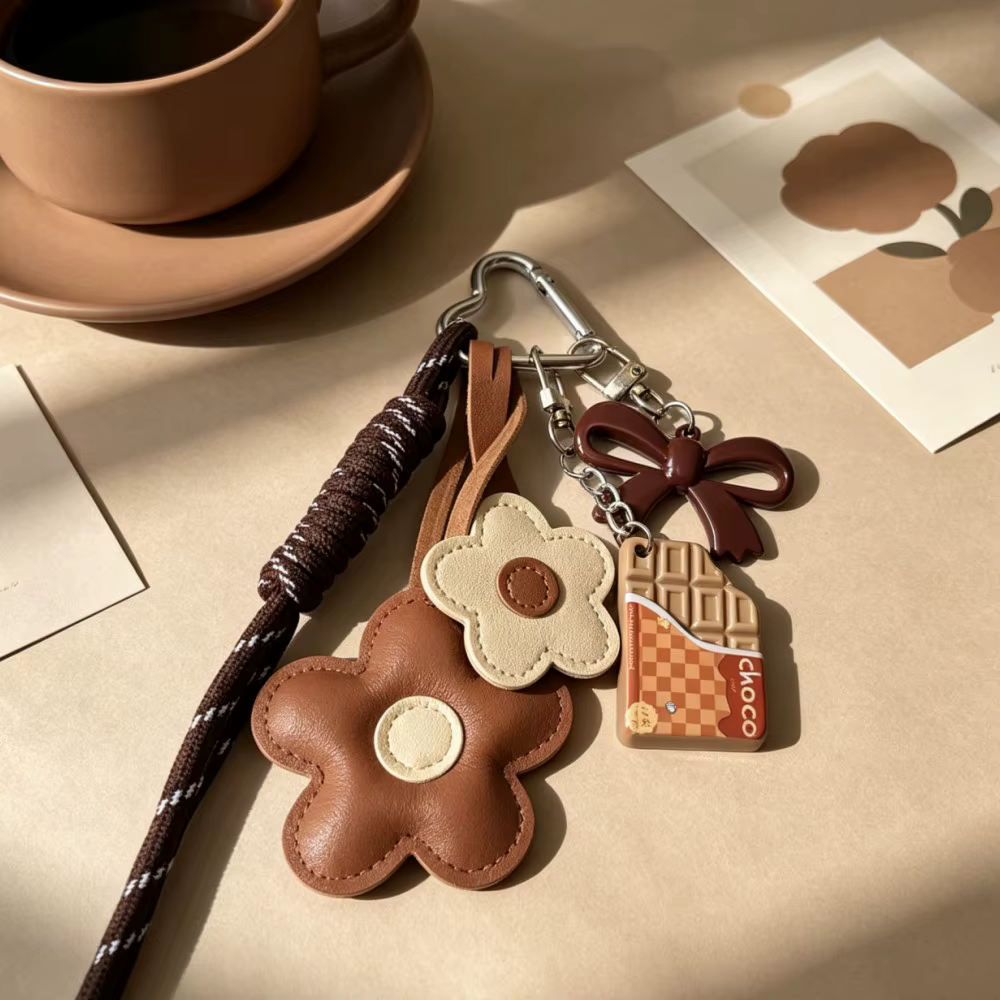Breloque de sac en cuir motif fleur, cordon tressé et nœud en acrylique couleur chocolat, accessoire