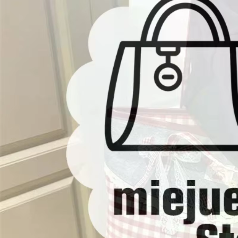 Sac fourre-tout en toile denim avec patchwork en vichy rouge et joli nœud en dentelle, parfait pour 