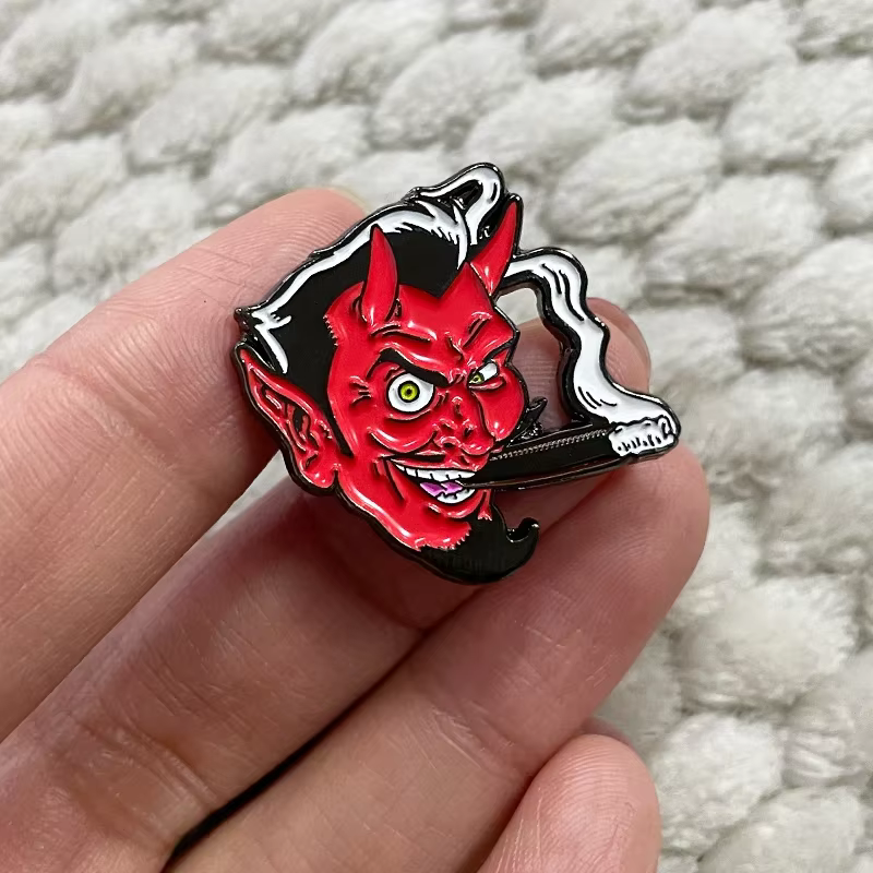 Épingles en émail pour cigare fumé du diable rouge, corne de démon surnaturelle, Badge maléfique agr