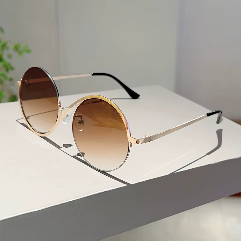 Une paire de lunettes rondes à monture complète pour femmes, lunettes roses tendance, adaptées aux v