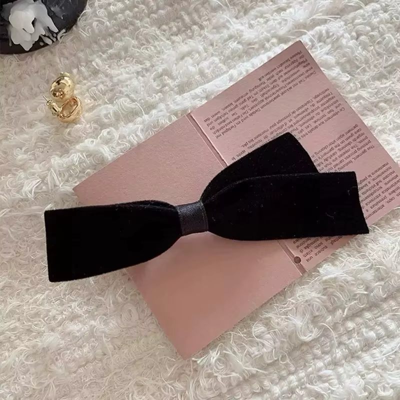 Pince à cheveux élégante avec nœud en daim noir – Un accessoire de cheveux classique et polyvalent p