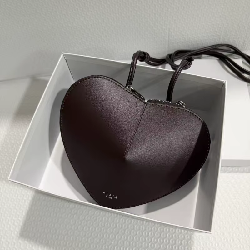 Sac à bandoulière en cuir très tendance, sac messager unisexe, sac en forme de cœur tridimensionnel 