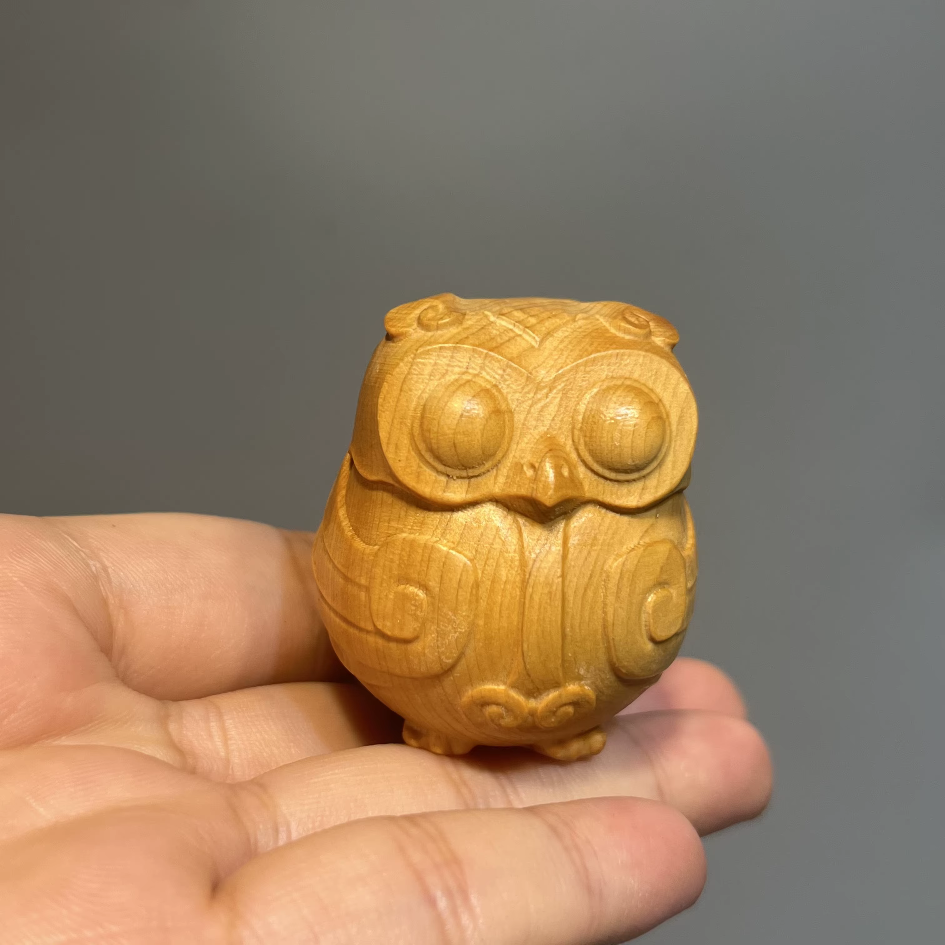Adorable mini sculpture de hibou – Art en bois fabriqué à la main – Décor de bureau intrincement dét
