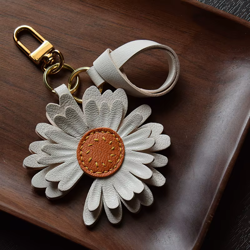 Breloque de sac en cuir faite à la main, petite marguerite, sacs à clés de voiture en PU, accessoire