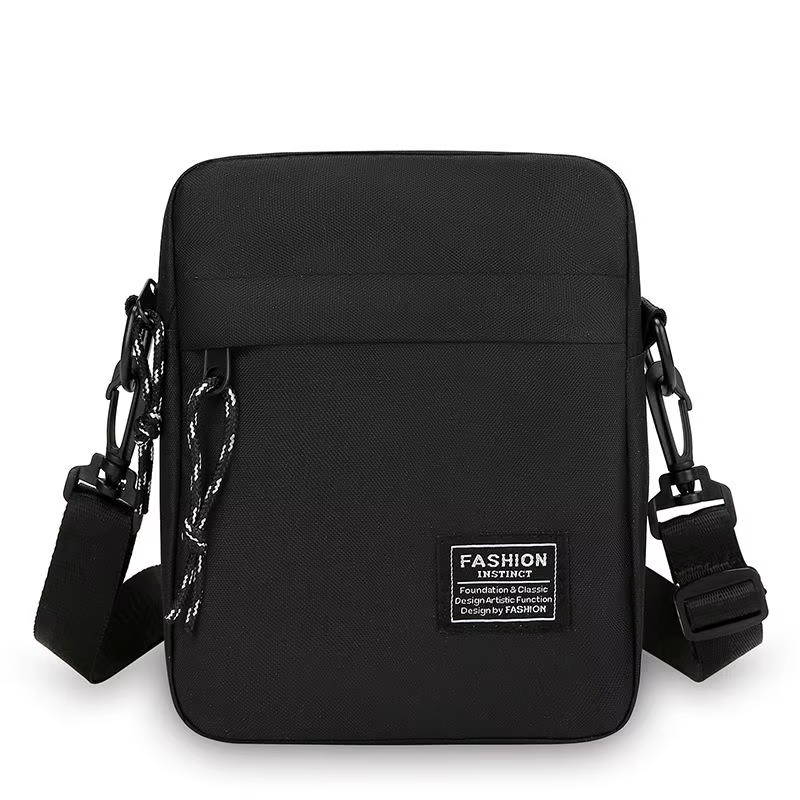 Sac pour homme, disponible en version à porter à l'épaule ou en bandoulière, adapté à un usage quoti