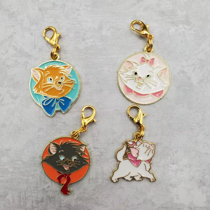 Ensemble de quatre pièces Aristocats : Porte-badge, Breloque pour cordon, Accessoire de porte-clés