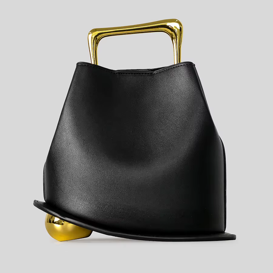 Sac seau irrégulier pour femme en cuir doré métallisé avec base en boule dorée, idéal pour les sorti