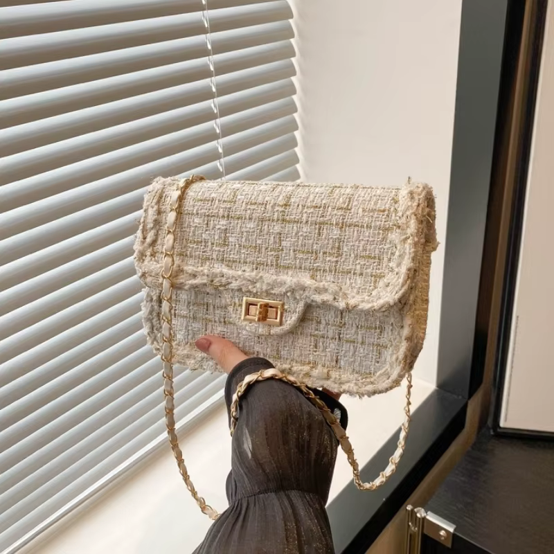 Sac à bandoulière tendance avec chaîne dorée, garniture à franges, fermeture à fermoir, élégant sac 