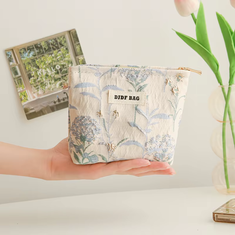 Nouveau sac cosmétique femme de petite taille Portable bleu broderie Mini sac de rangement de servie