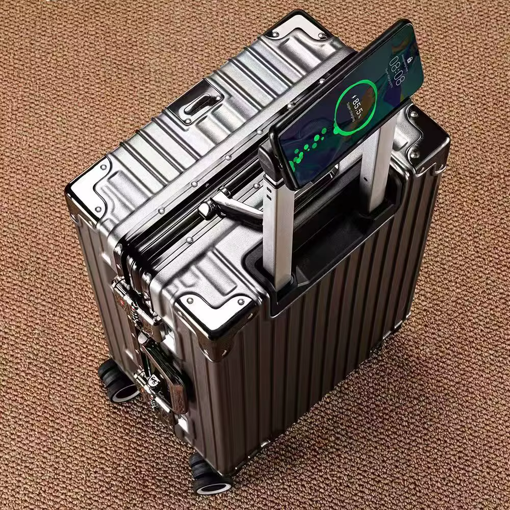 Valise Wolverine, une valise rigide avec 108 rivets, taille 20-28 pouces, dotée de roues silencieuse