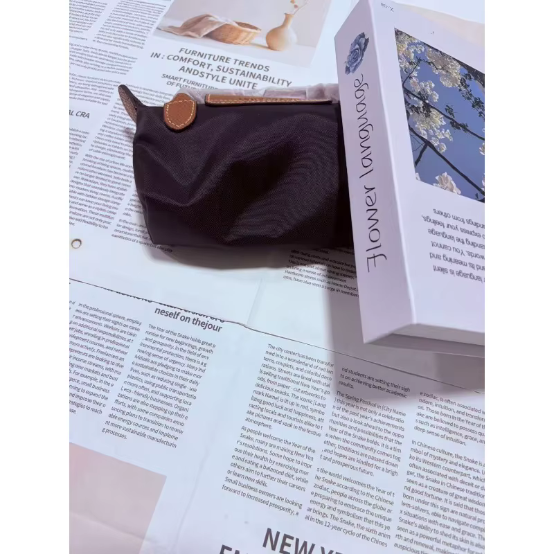 Un sac petit, exquis, mignon et polyvalent, avec accessoires intégrés, adapté à diverses occasions.