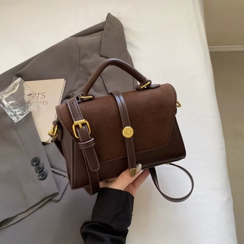 Sac à main élégant en similicuir avec bandoulière réglable, quincaillerie dorée et fermeture à rabat