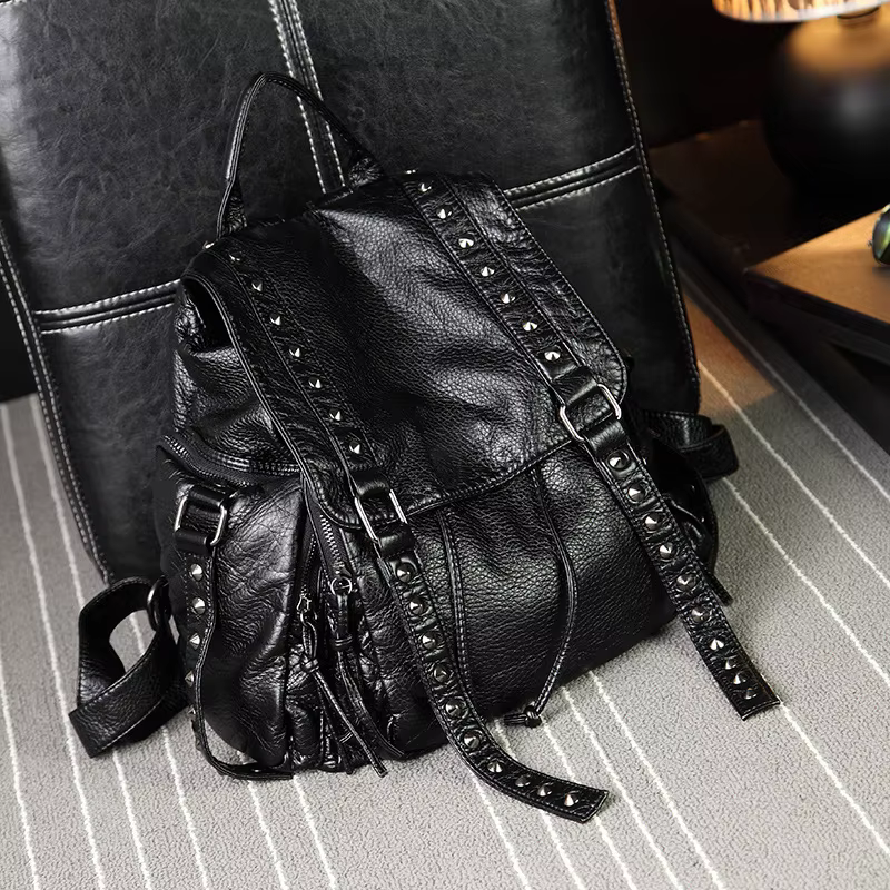 2022 New Rivet Designer Backpacks Women Genuine Sheep Leather Backpacks Punk Lady Girl Big Travel Ba