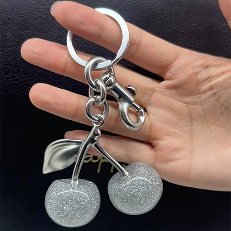 Pendentif porte-clés en cristal argenté brillant en forme de cerise pour sacs à main et sacs à bando