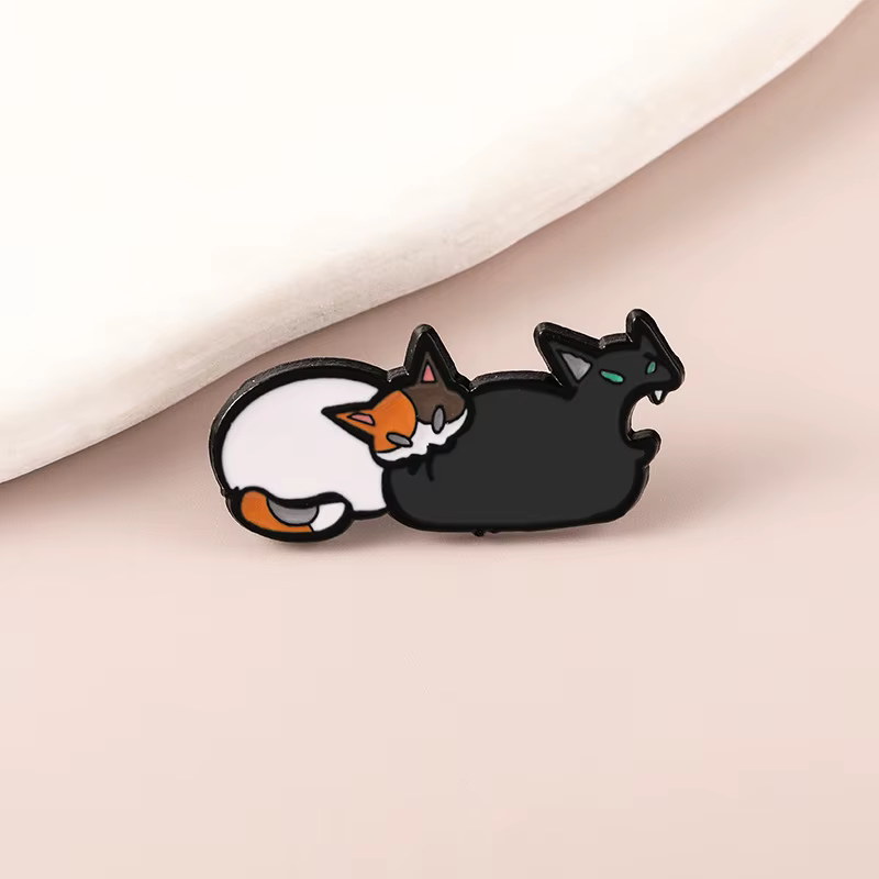 Broches en émail amusantes et mignonnes motif chat qui mord la patte arrière du chat, design créatif