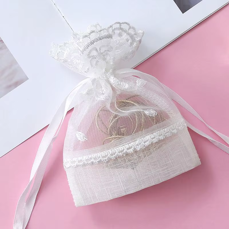 Sac cadeau blanc réutilisable en gaze et dentelle avec cordon de serrage pour le rangement, les cade
