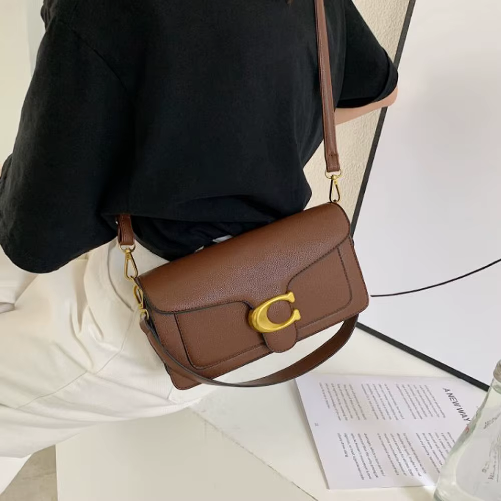 Sac à bandoulière tendance de cette année avec deux bretelles et un petit sac carré diagonal