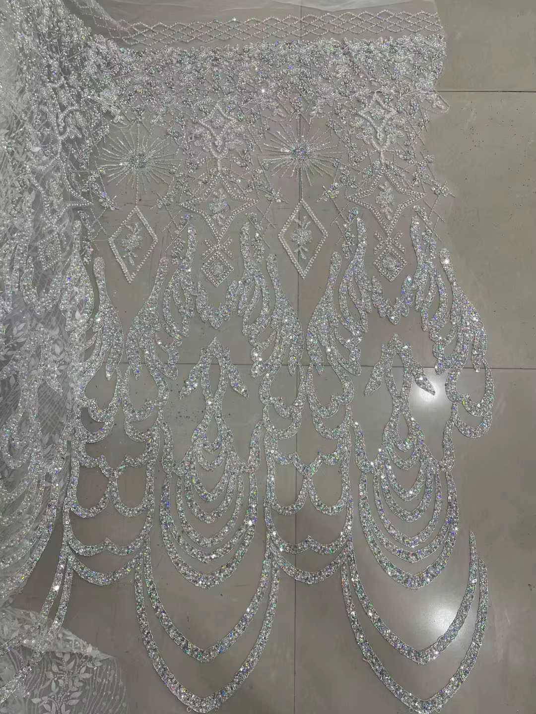 Accessoires en matériel brodé de perles sur mesure, tissu Floral pour robe de mariée en maille à pai