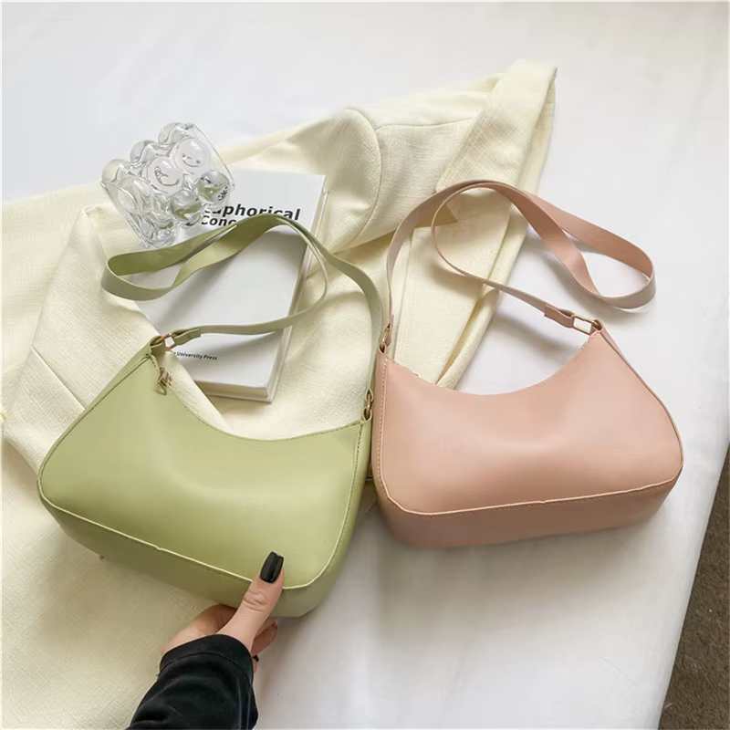 Sac à main tendance et élégant de couleur unie