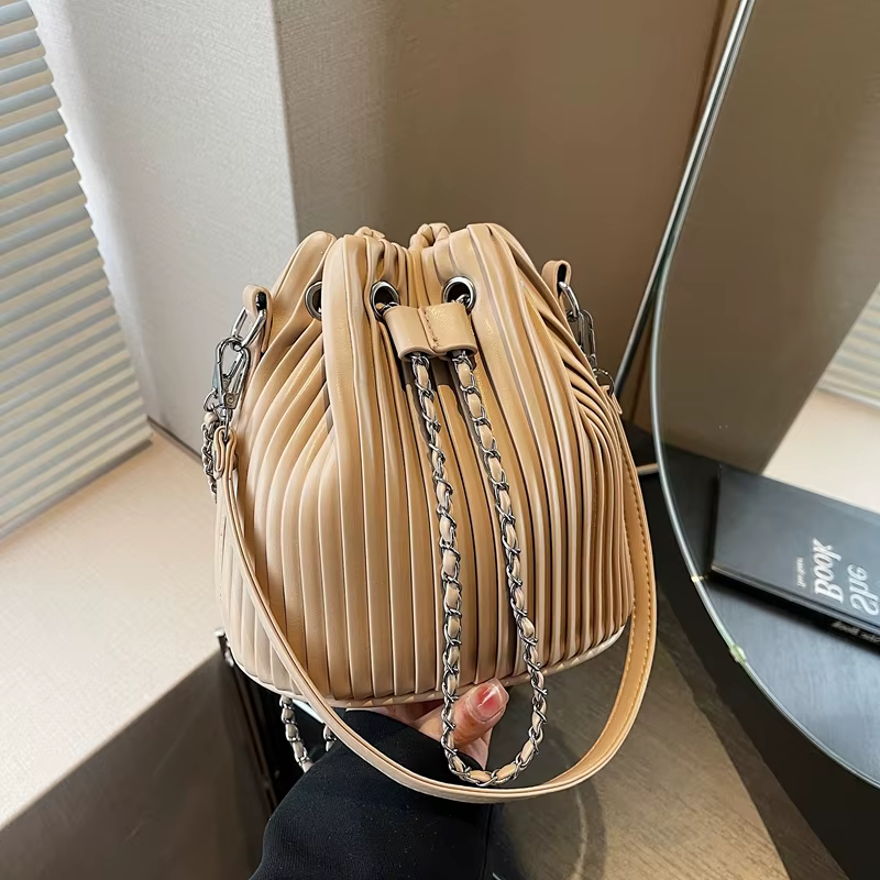 Sac noir pour femmes, sac à bandoulière tendance avec design plissé