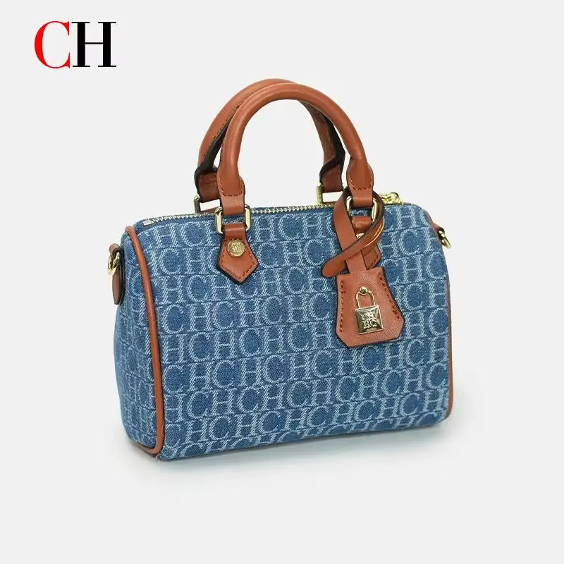 Sac Boston en jean monogrammé pour femme CH avec garniture en cuir et fermeture à loquet