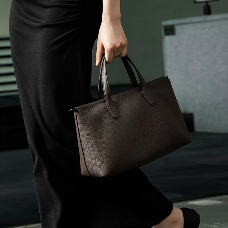 The Row Marcel, sacoche en cuir de luxe