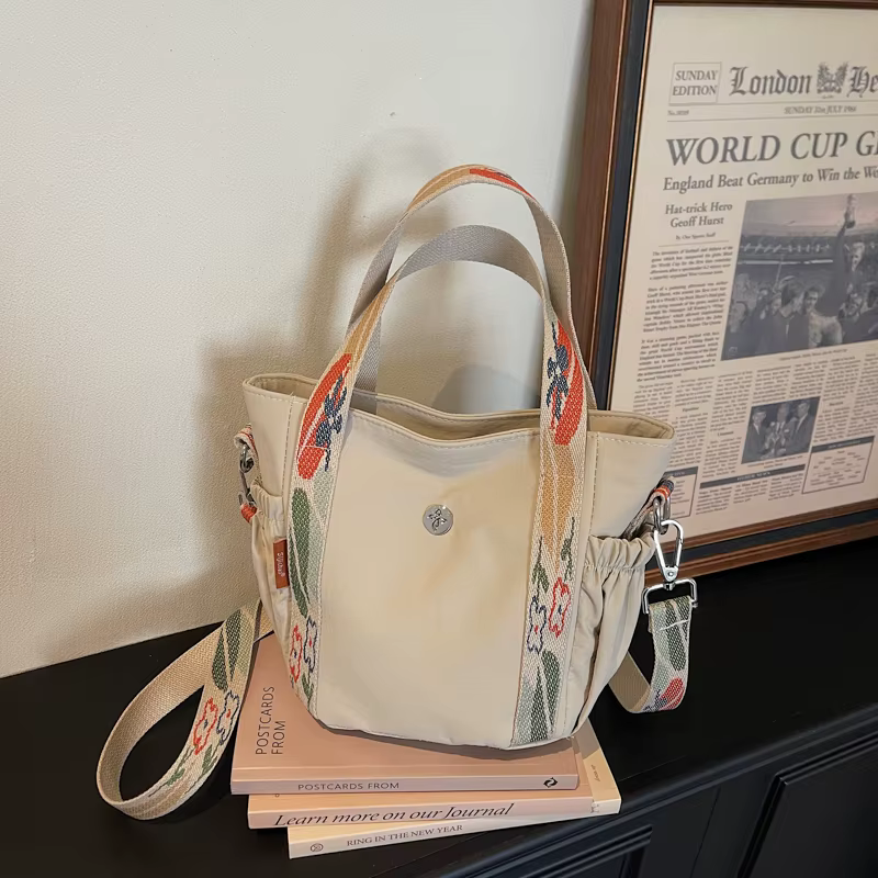Sac fourre-tout vintage en nylon brodé pour femme